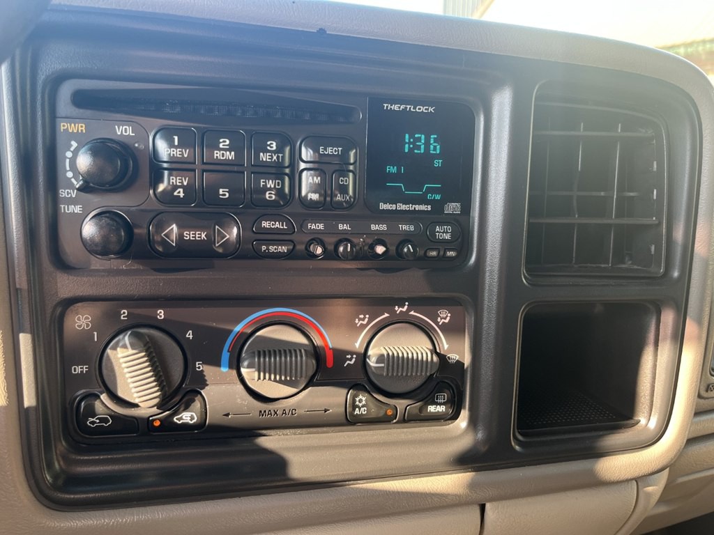 2000 Chevrolet Tahoe Image 16