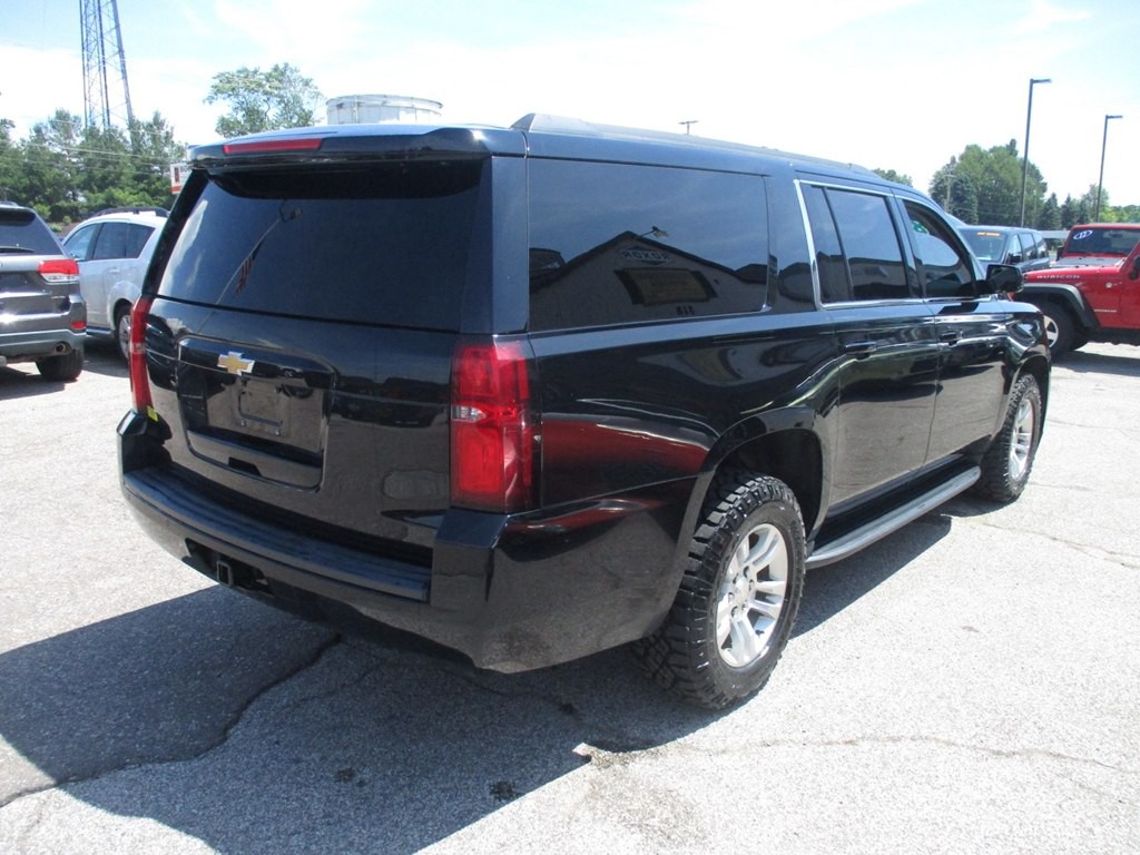 2018 Chevrolet Suburban Image 2