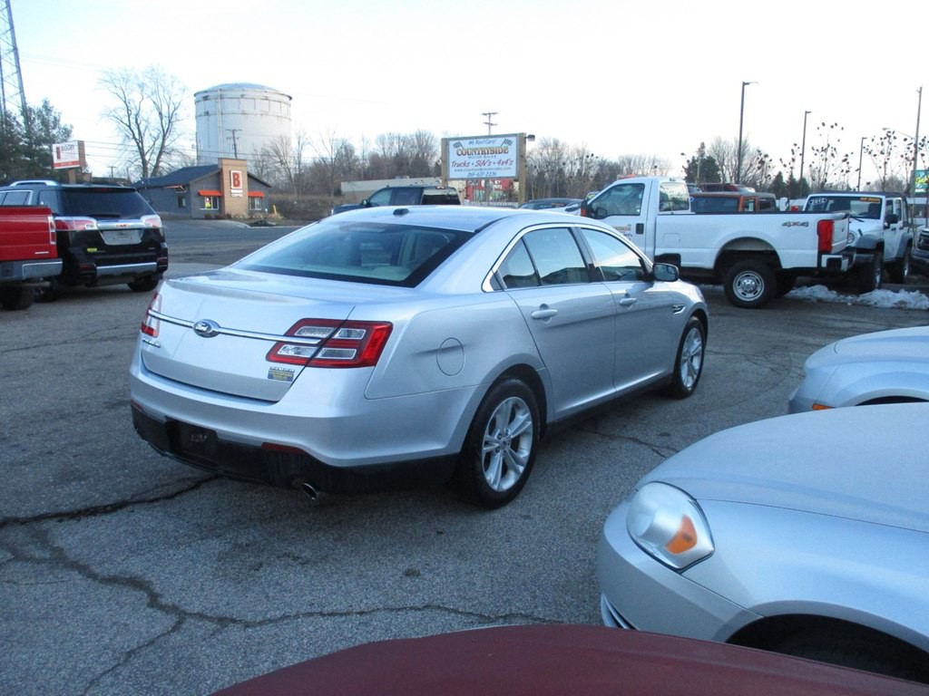 2016 Ford Taurus Image 2
