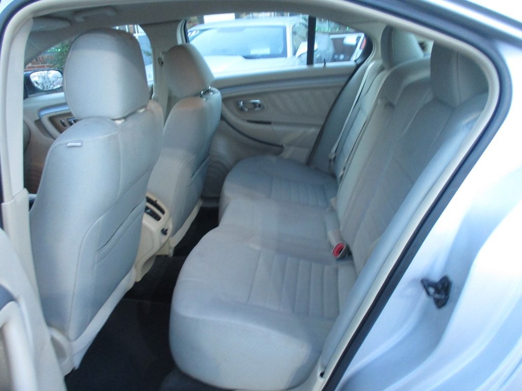 2016 Ford Taurus Image 8