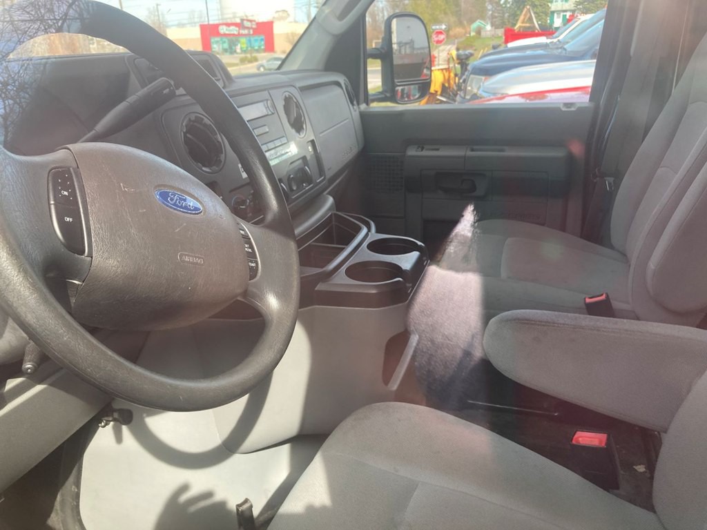 2017 Ford Econoline Image 4