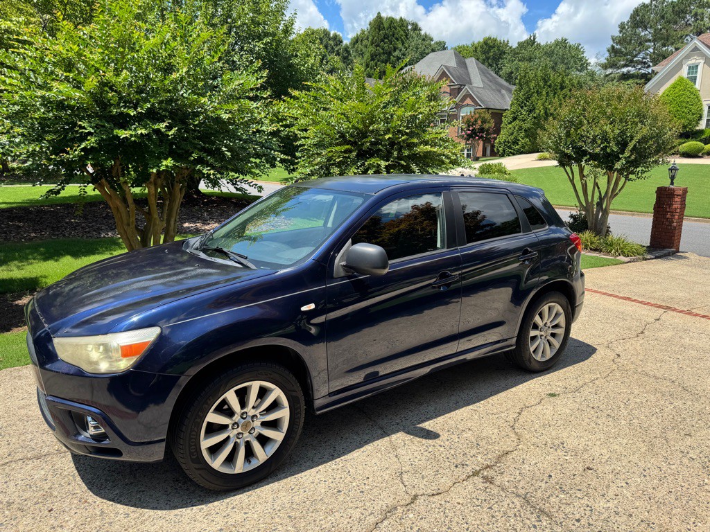 2011 Mitsubishi Outlander Image 2