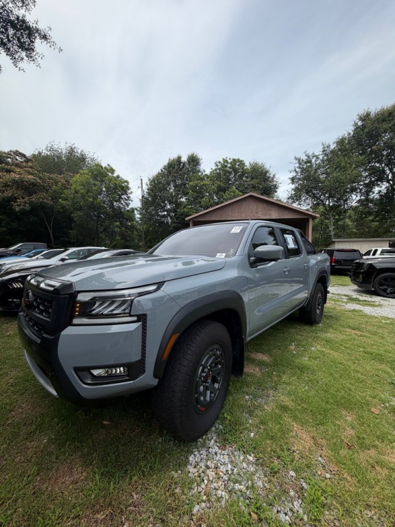 2025 Nissan Frontier Image 2