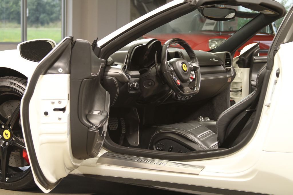 2013 Ferrari 458 SPIDER Image 2