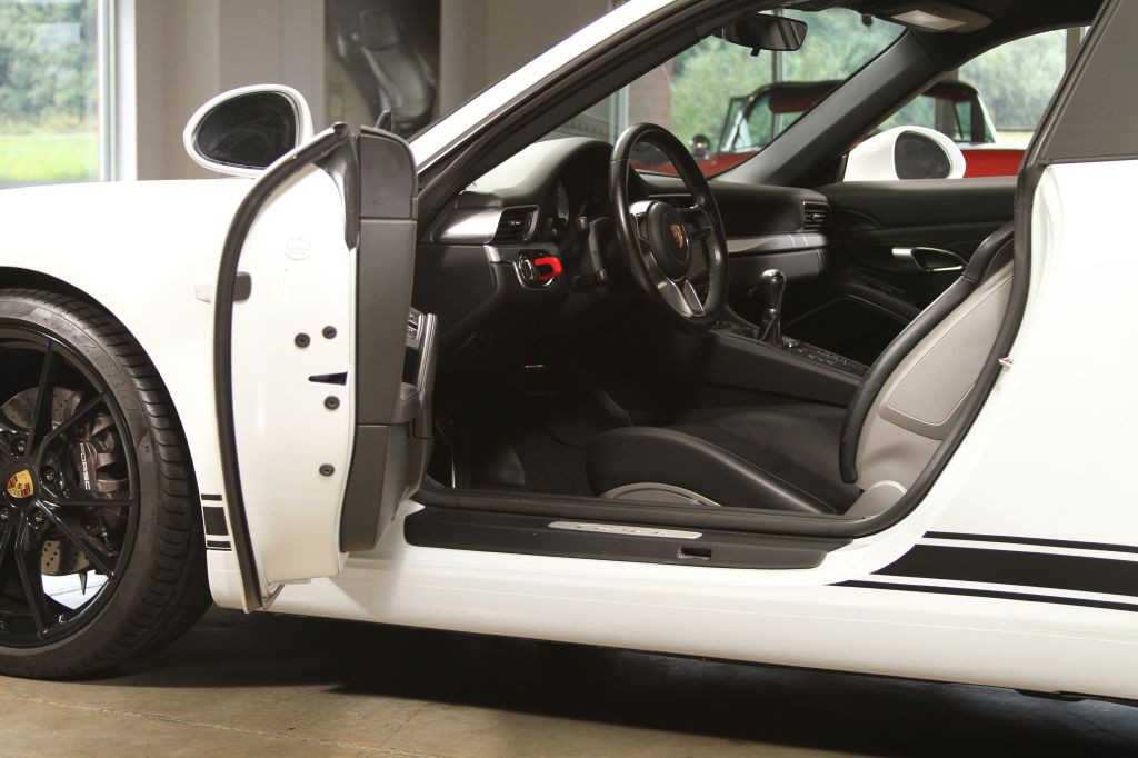 2017 Porsche 911 Image 2