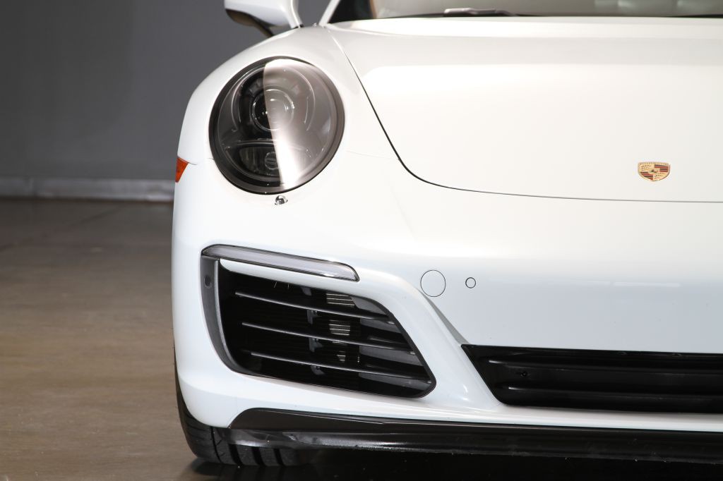 2017 Porsche 911 Image 20
