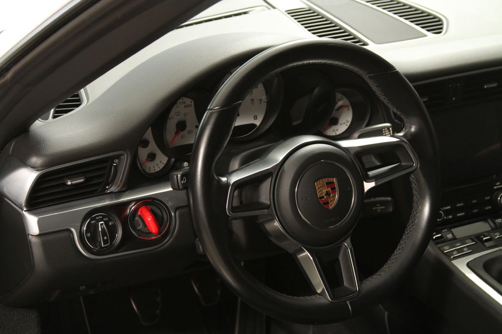 2017 Porsche 911 Image 40