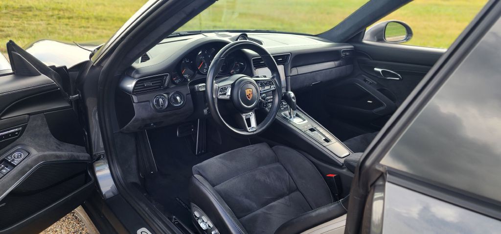 2018 Porsche 911 Image 2