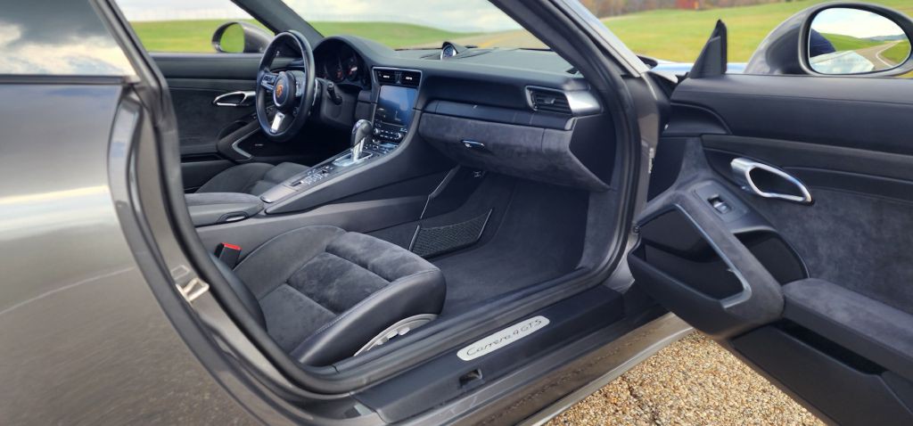 2018 Porsche 911 Image 32