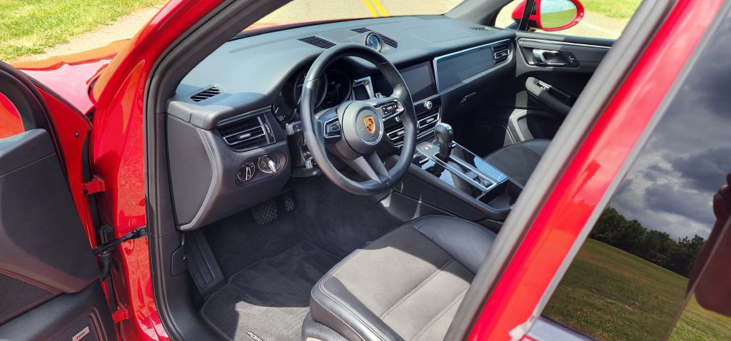 2022 Porsche Macan Image 2
