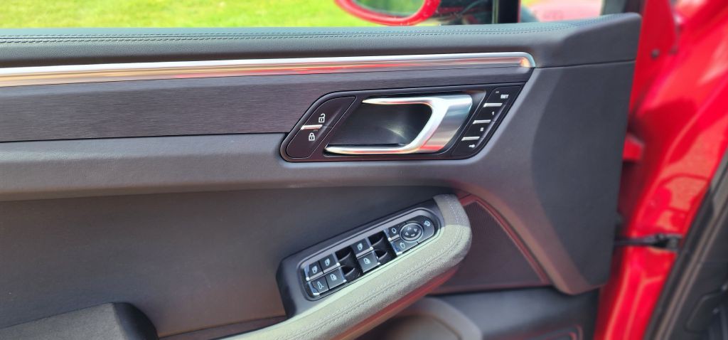 2022 Porsche Macan Image 14