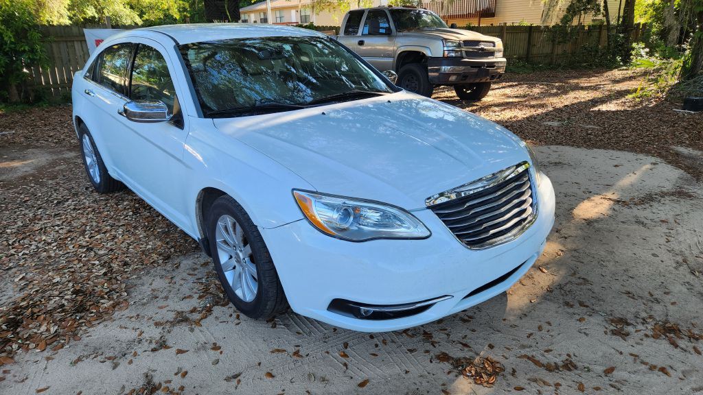 2013 Chrysler 200 Image 2