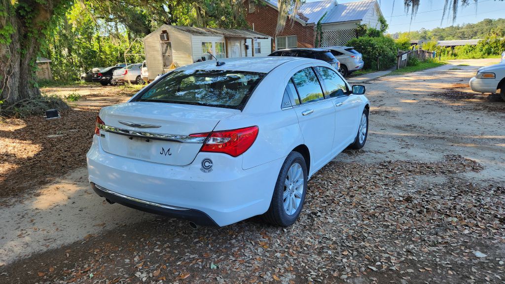 2013 Chrysler 200 Image 4