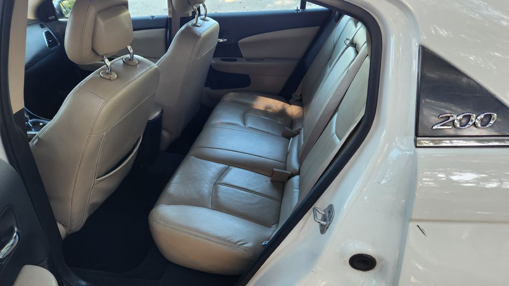 2013 Chrysler 200 Image 8