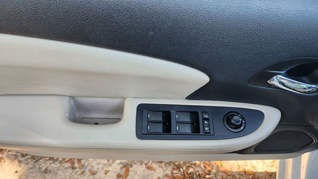 2013 Chrysler 200 Image 10