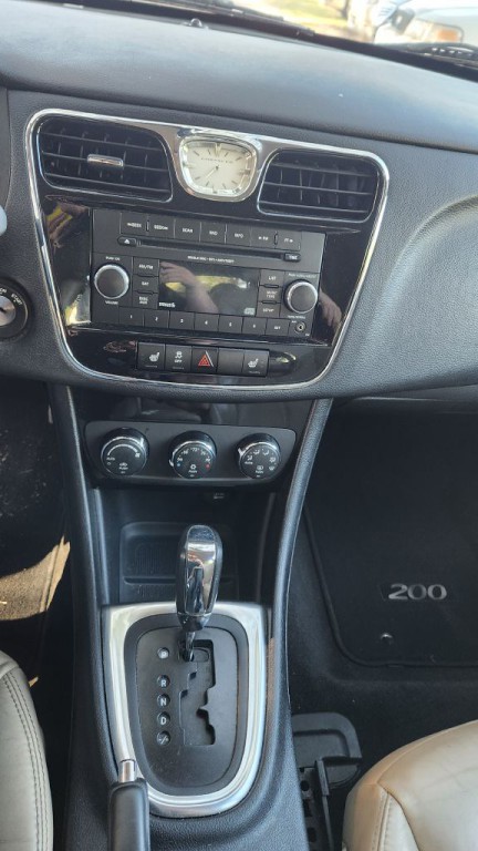 2013 Chrysler 200 Image 13
