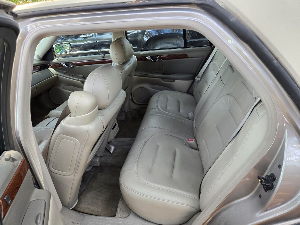 2003 Cadillac DeVille Image 10