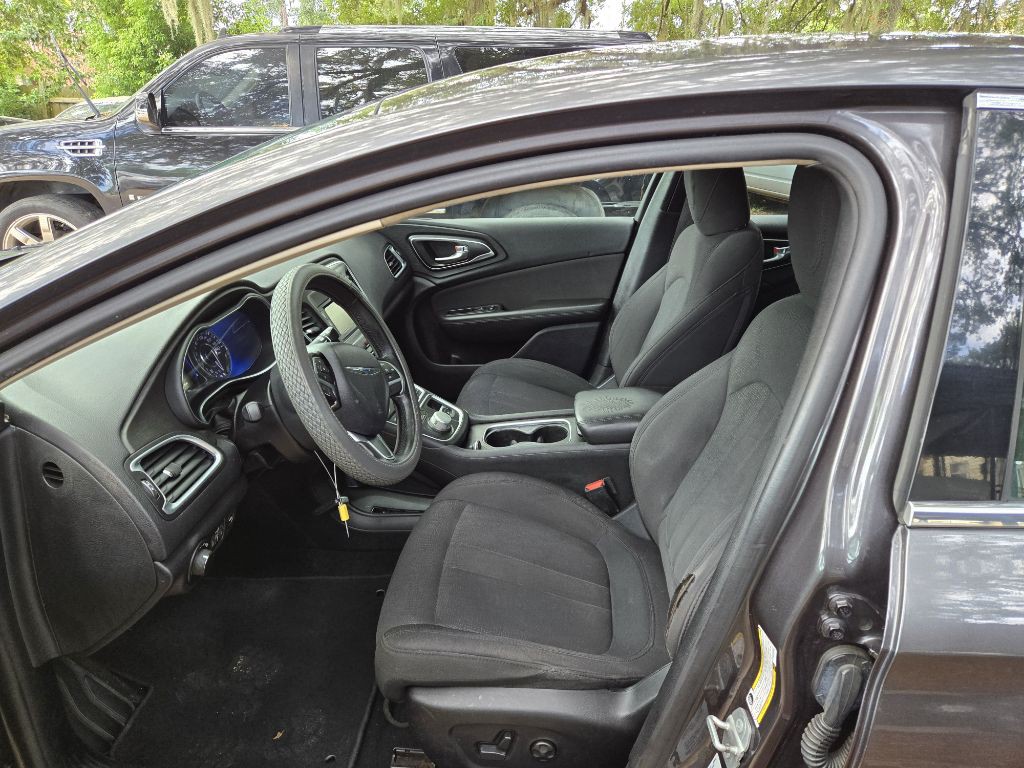 2015 Chrysler 200 Image 9