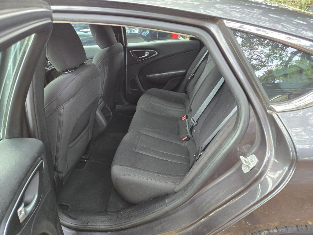 2015 Chrysler 200 Image 10