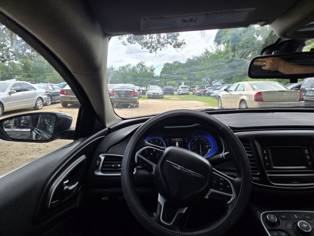 2015 Chrysler 200 Image 12