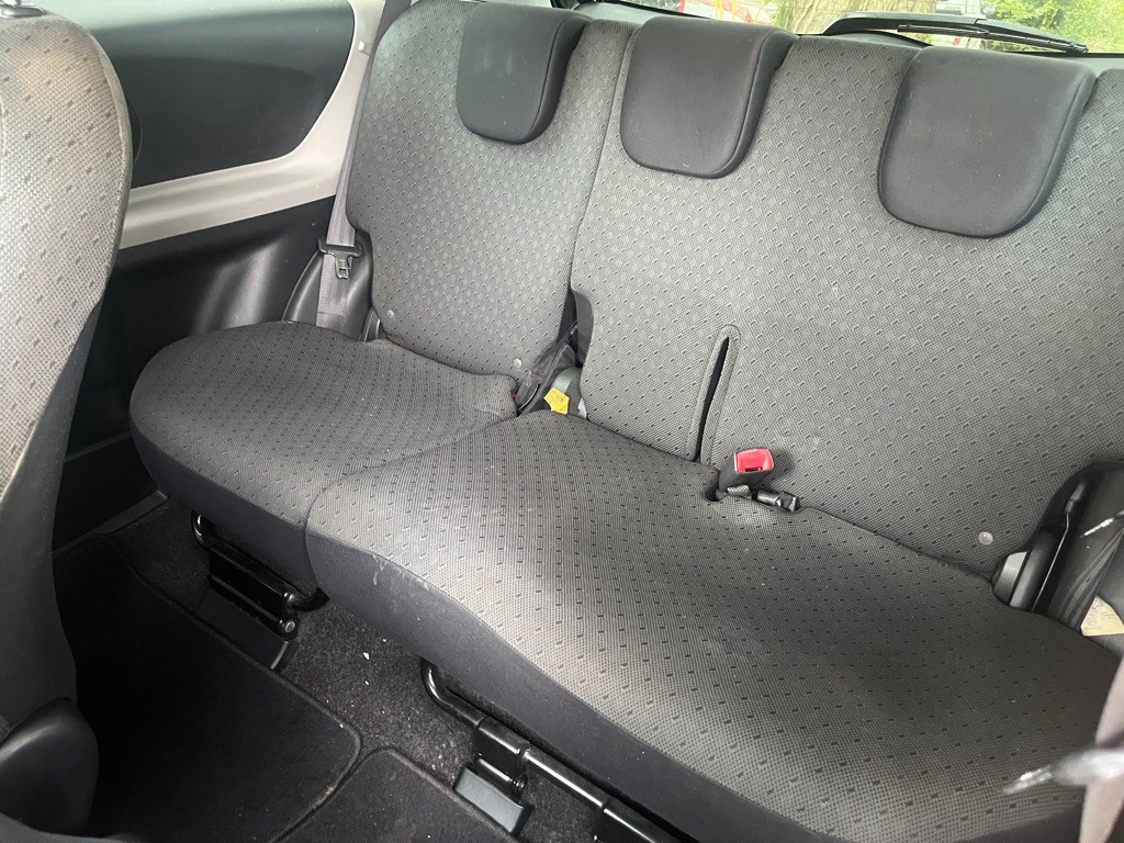 2010 Toyota Yaris Image 10