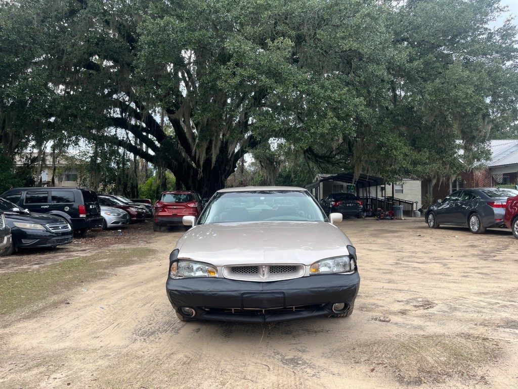 1999 Pontiac Bonneville Image 2