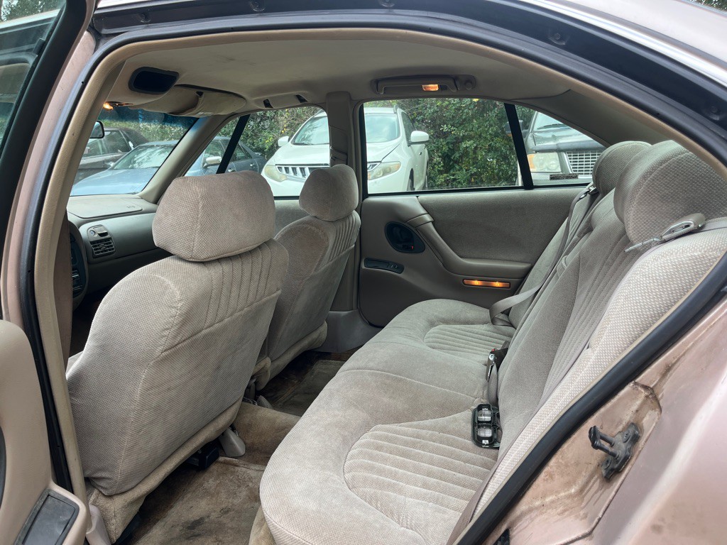 1999 Pontiac Bonneville Image 10