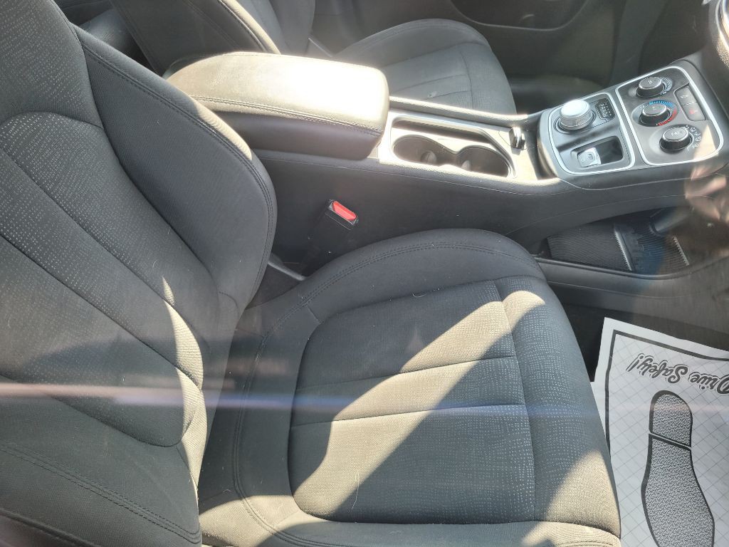 2016 Chrysler 200 Image 4