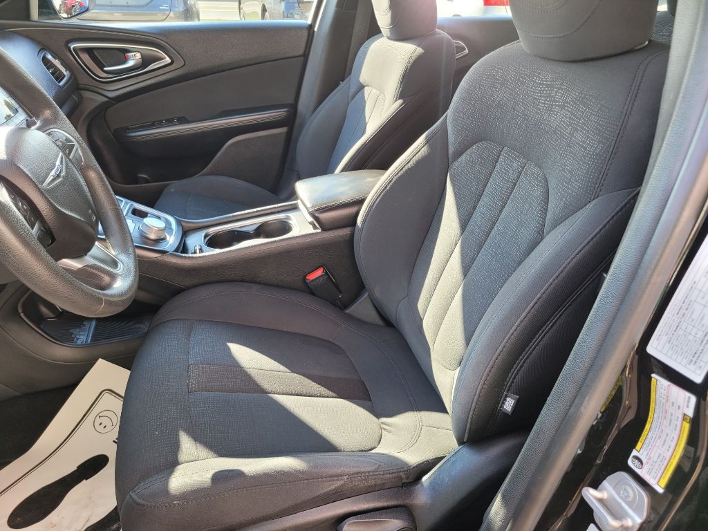 2016 Chrysler 200 Image 15