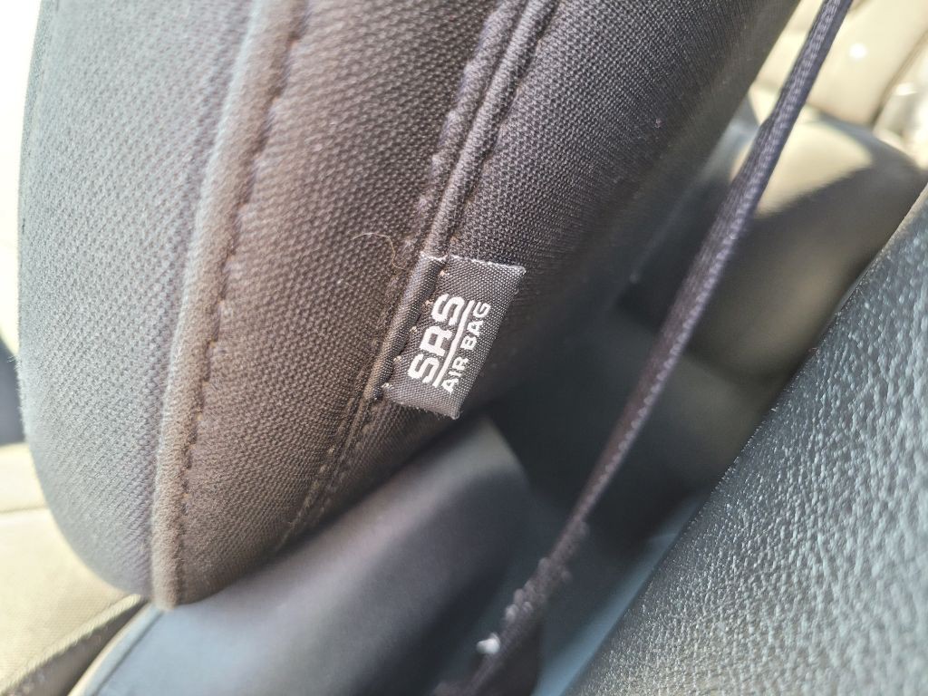 2016 Chrysler 200 Image 16