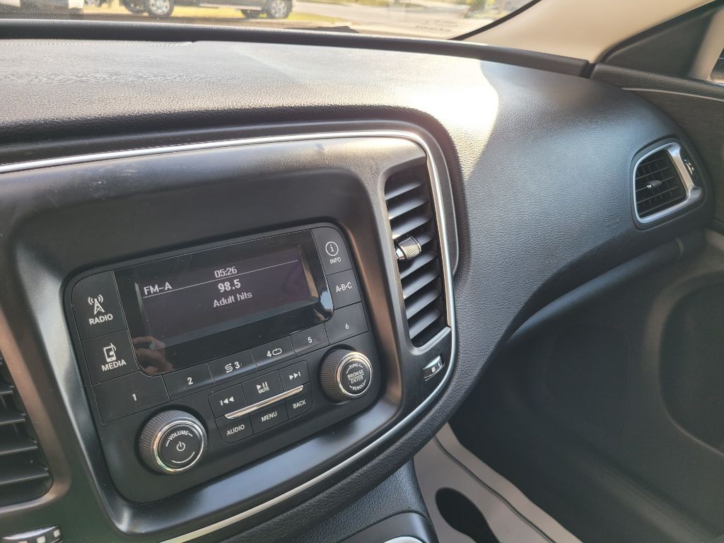 2016 Chrysler 200 Image 28