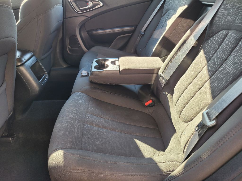 2016 Chrysler 200 Image 30