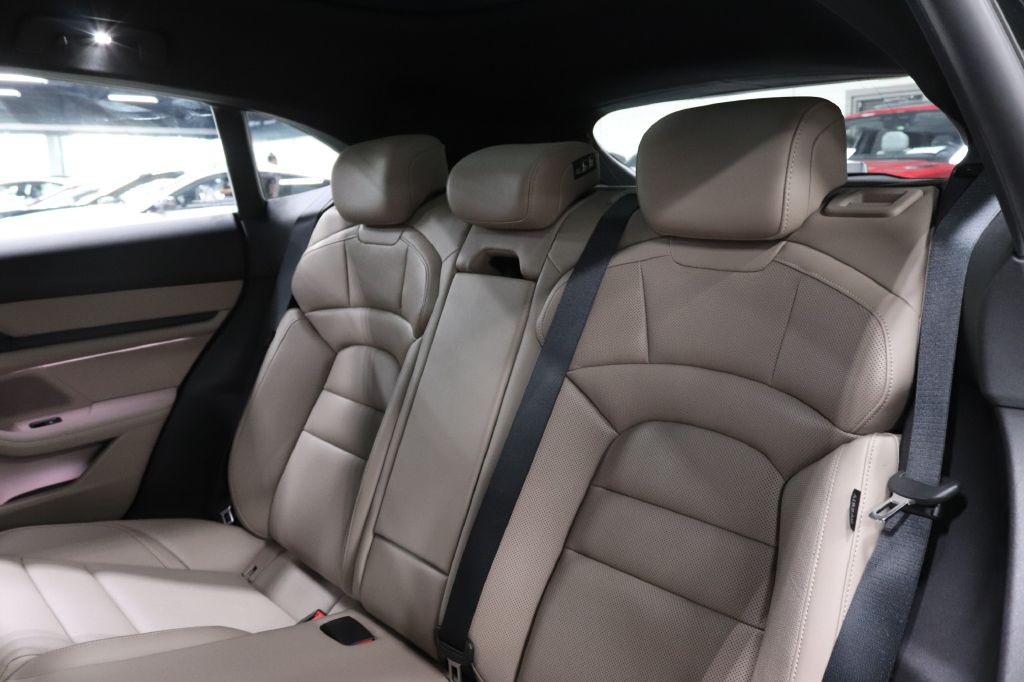 2022 Porsche Taycan Image 15