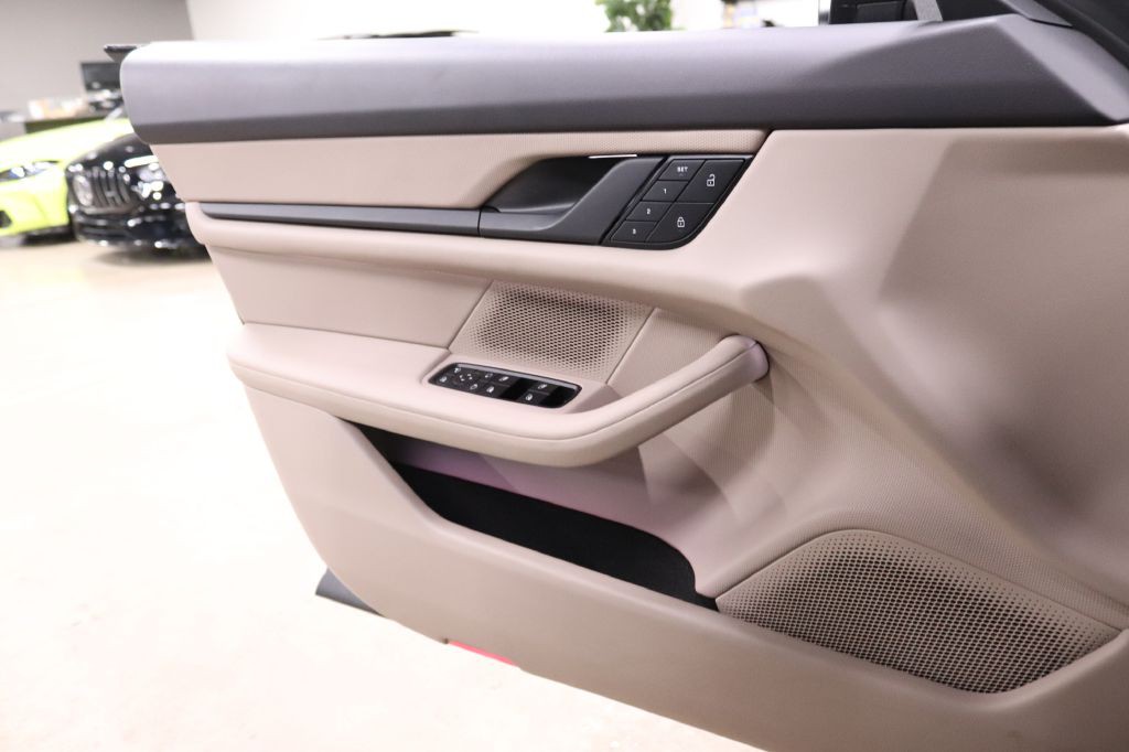 2022 Porsche Taycan Image 9