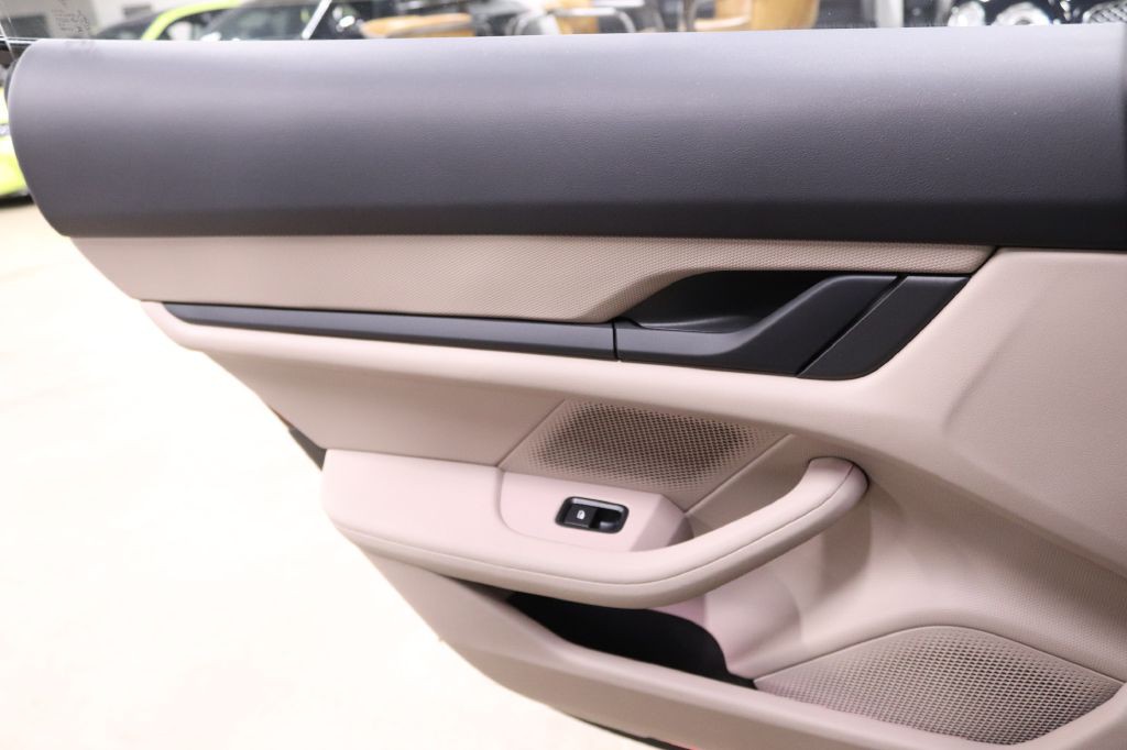 2022 Porsche Taycan Image 13