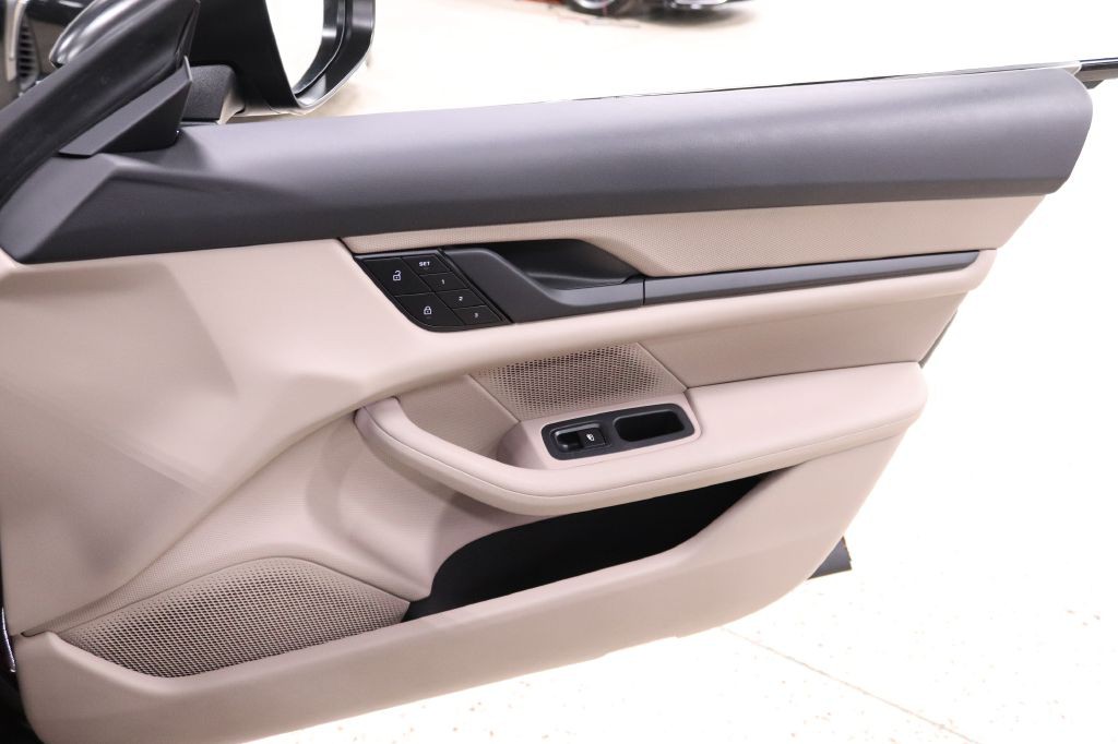 2022 Porsche Taycan Image 21