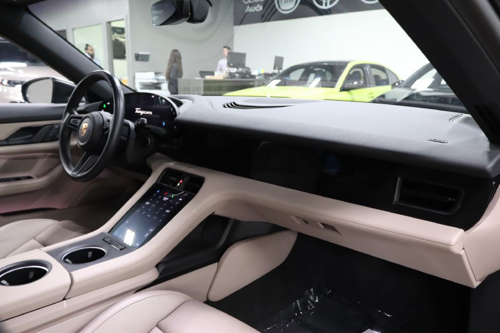 2022 Porsche Taycan Image 23