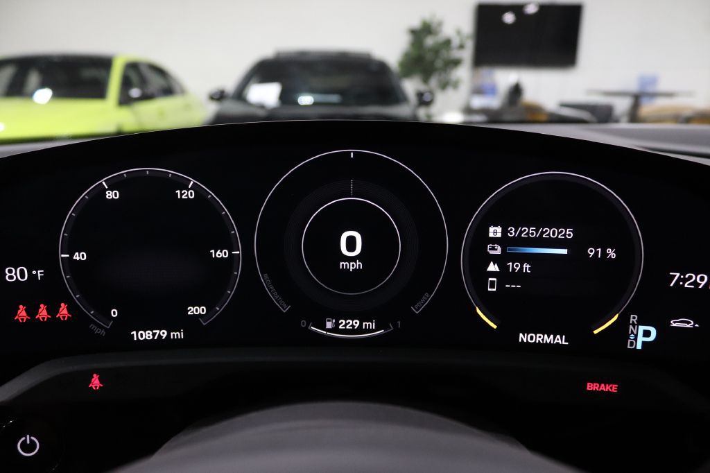 2022 Porsche Taycan Image 35