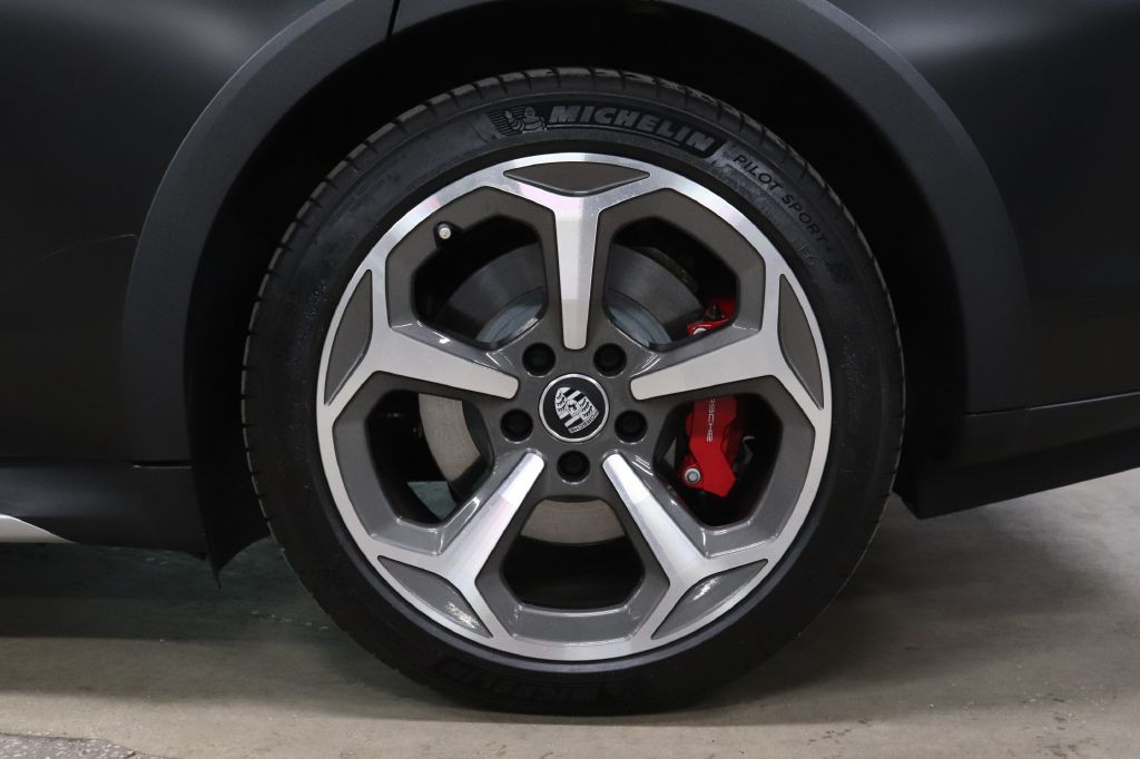 2022 Porsche Taycan Image 39