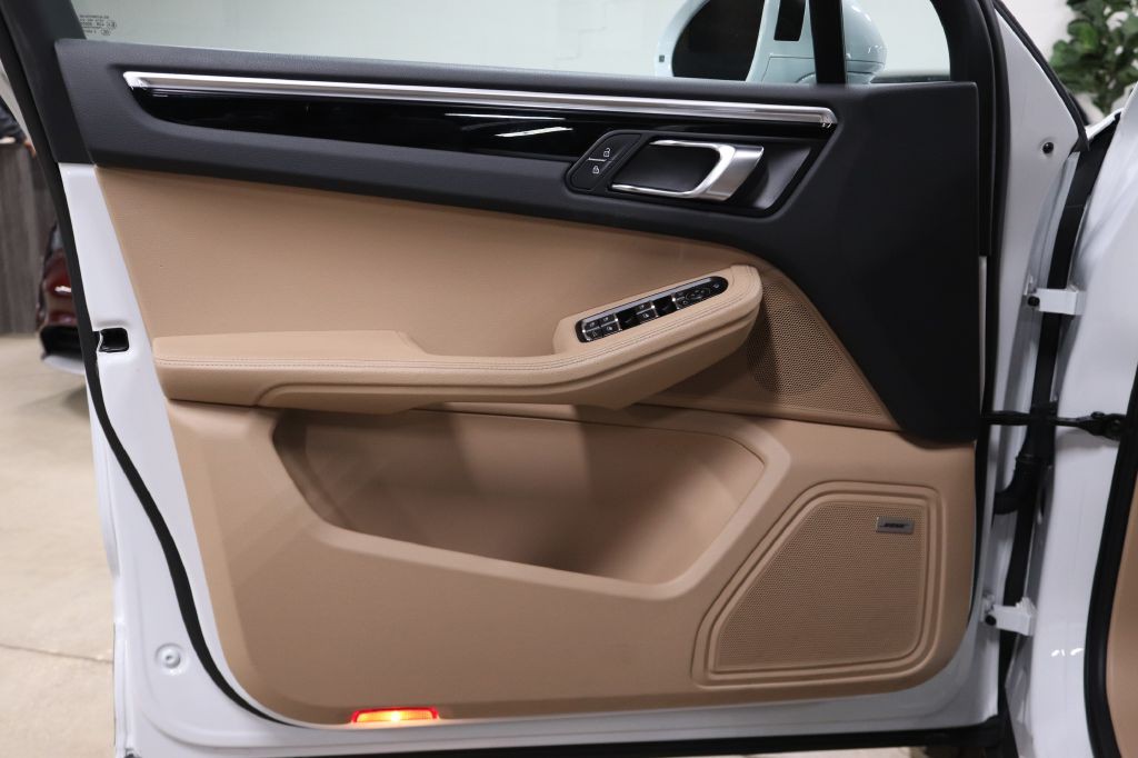 2022 Porsche Macan Image 9