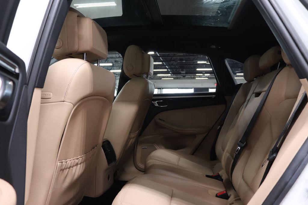 2022 Porsche Macan Image 14