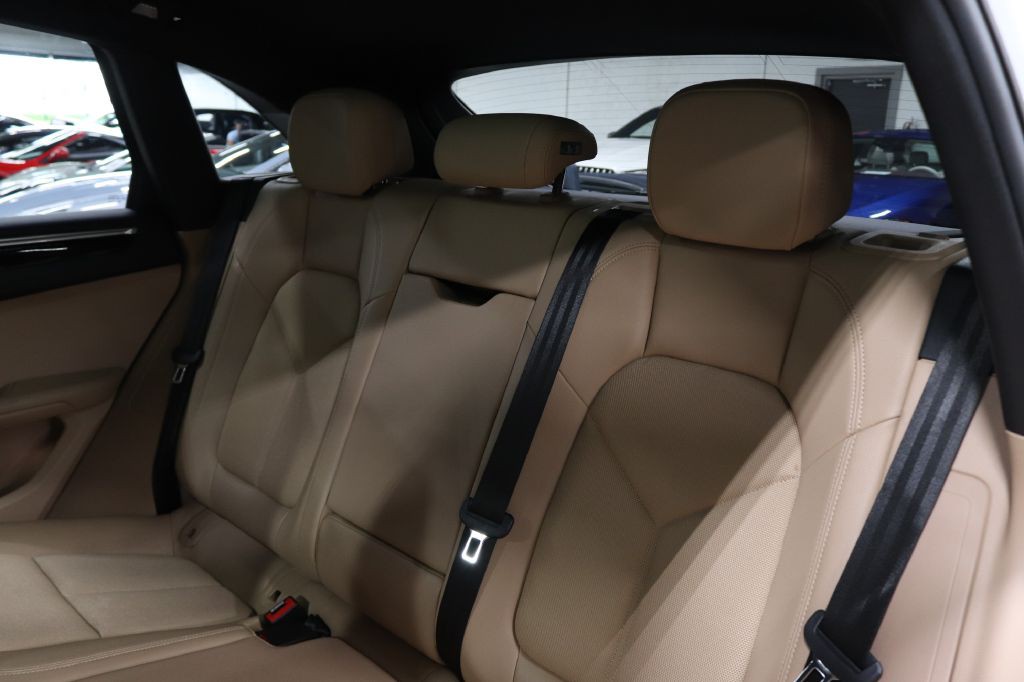 2022 Porsche Macan Image 15