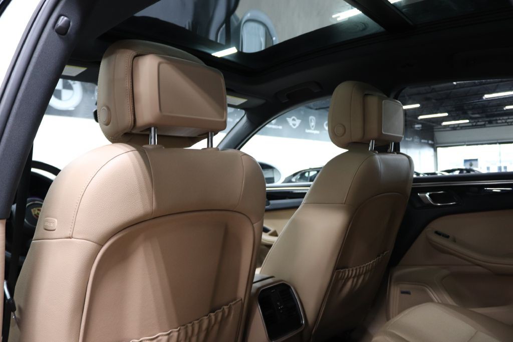 2022 Porsche Macan Image 16