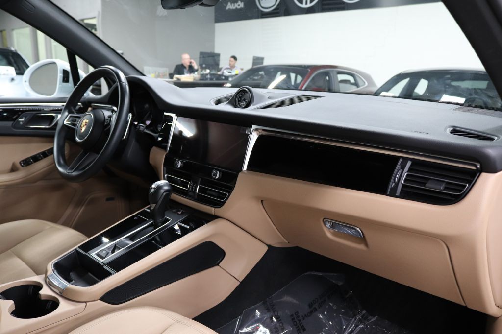 2022 Porsche Macan Image 25