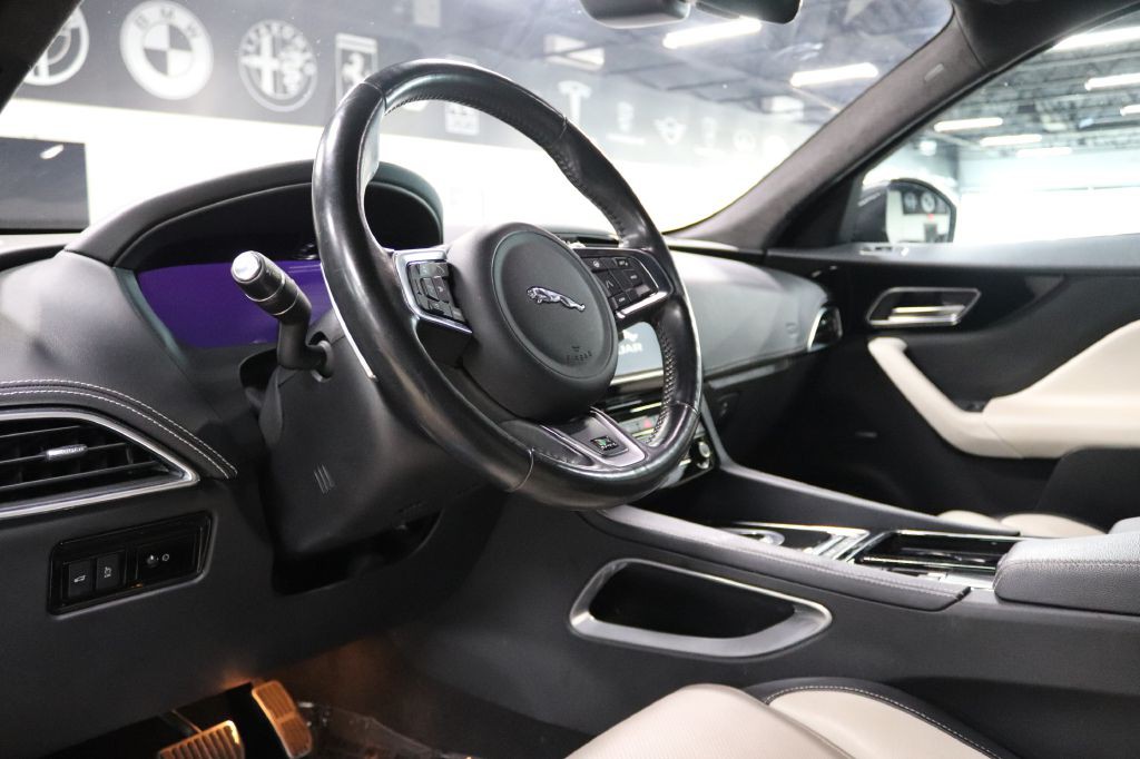 2020 Jaguar F-PACE Image 10