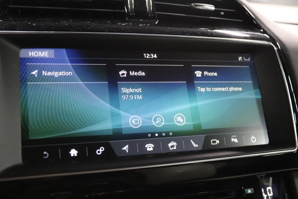 2020 Jaguar F-PACE Image 15
