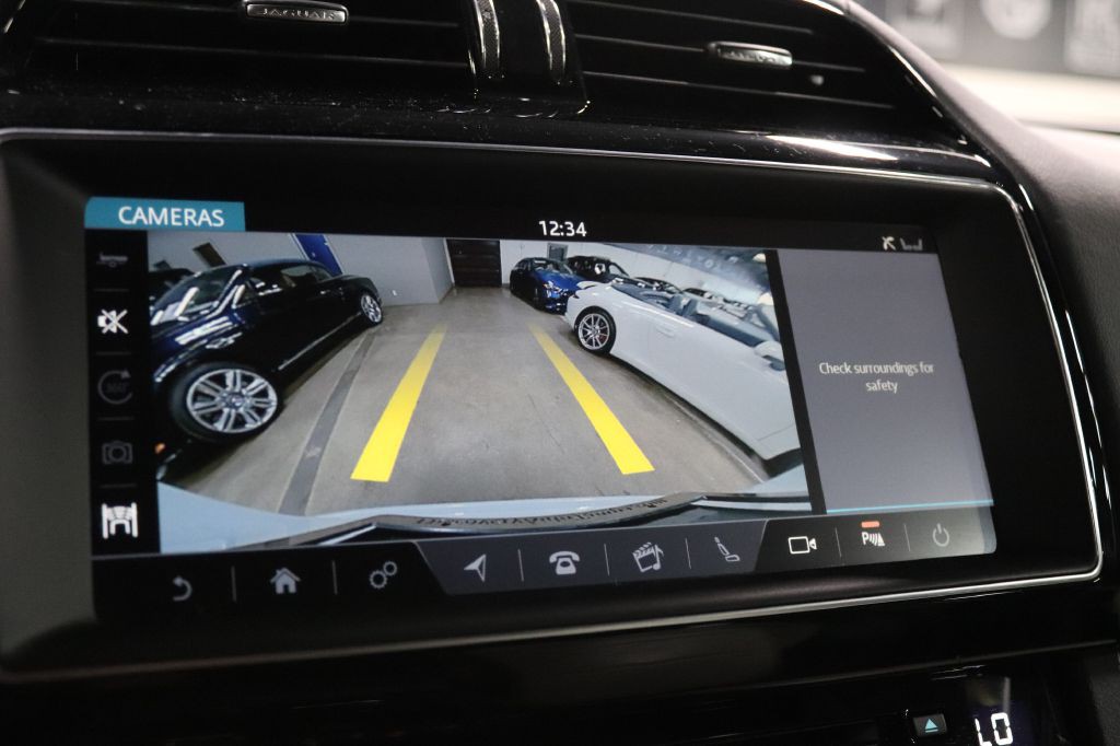 2020 Jaguar F-PACE Image 17