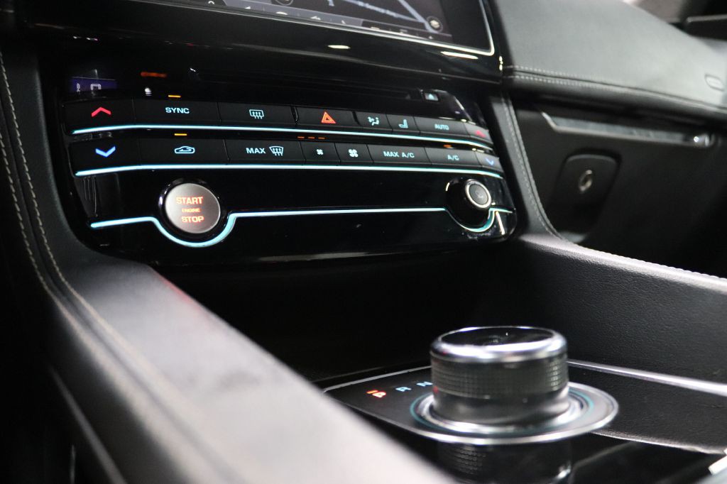 2020 Jaguar F-PACE Image 20