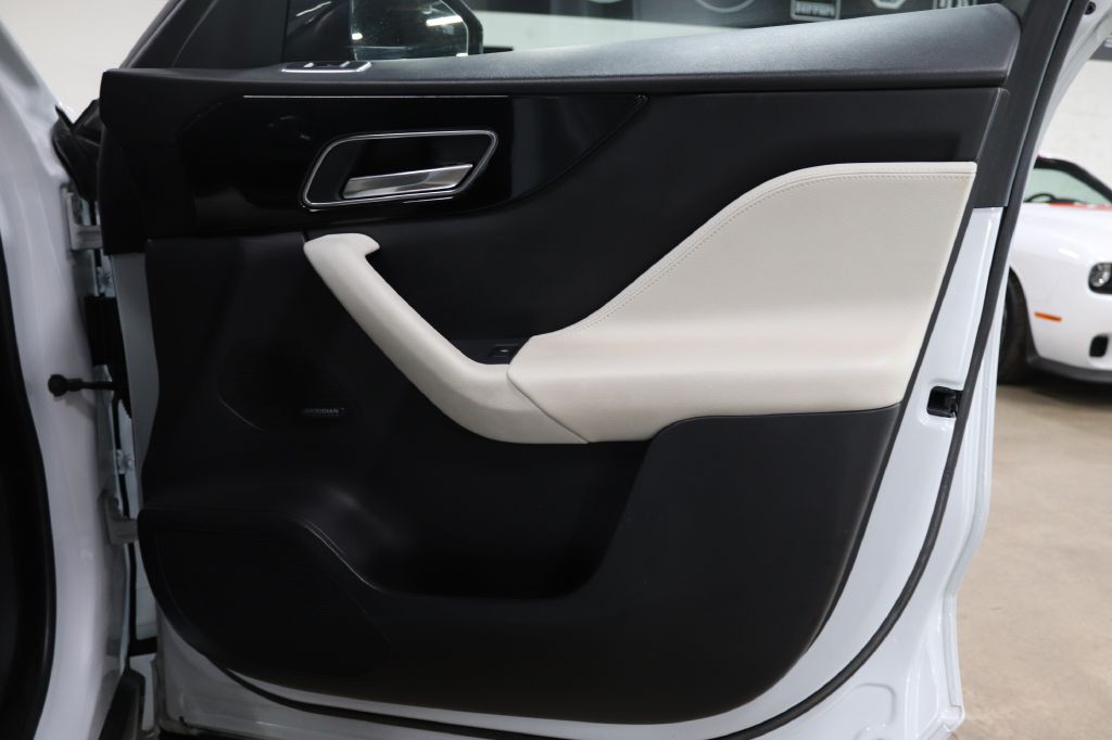 2020 Jaguar F-PACE Image 31