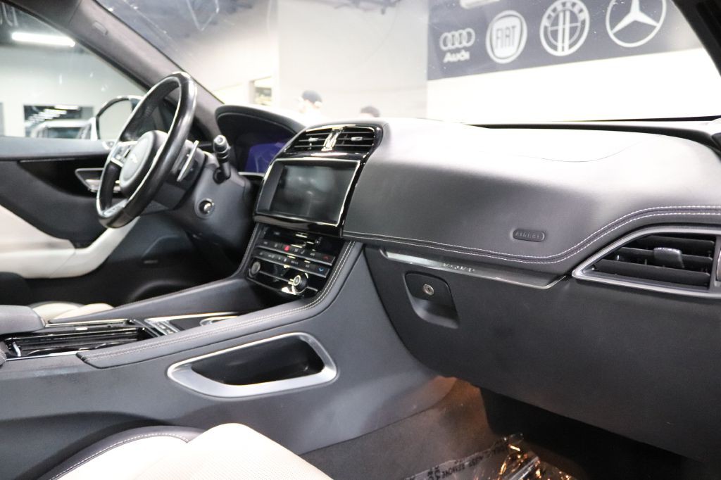 2020 Jaguar F-PACE Image 32